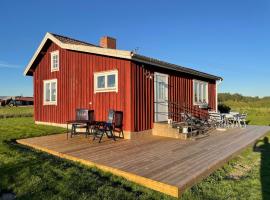 Cozy cottage near Lidköping Kinnekulle & Sommarland，位于Trässberg的酒店