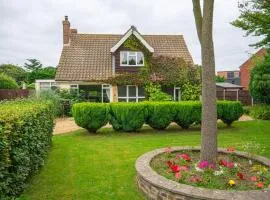 4 bed Coastal cottage sleeping 10 with hot tub