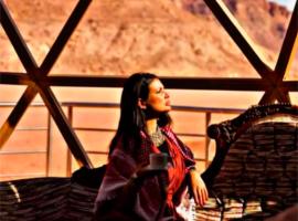 Helen Rum Luxury Bubbles & Jeep Tours，位于瓦迪拉姆的酒店