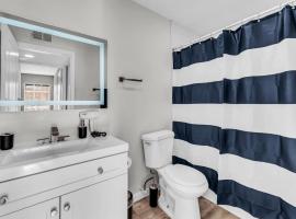 Relaxed 2BR Condo Close to Dining and Entertainment，位于阿林顿的酒店