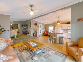 1 Mi to Silver Lake Sand Dunes: Deck, Grill & Yard，位于米尔斯的酒店
