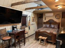 Cowboy Cabin at The Wild West 40 Homestead，位于Cane Beds的酒店