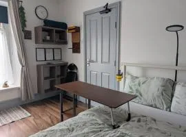 R4 - New Relaxing Double - City & Beach Access, WIFI, Free Parking - Self Catering