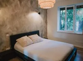 Portside studio, free parking, self check-in