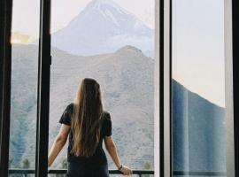 3100 Boutique Hotel Kazbegi，位于卡兹贝吉的酒店