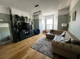 2 bedroom flat with garden, near heathrow and tube
