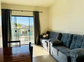 Apartamento com Varanda e Ar Condicionado