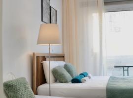 Central Paphos Studio with Private Terrace & Pool Access - Free Parking，位于帕福斯的酒店