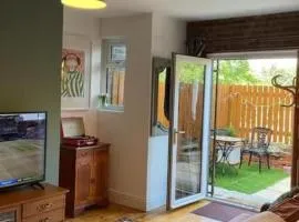 Rock Studio - Free Parking & WiFi Near City Centre