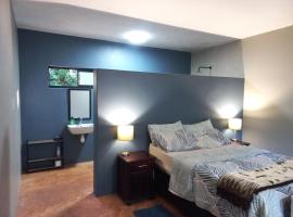 Shaka's Rest Studio One，位于Mount Moreland的酒店