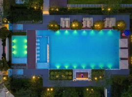 Zhangjiajie SANHE Hotel --Free one way pick up service over 2 night, Free shuttle to east gate of forest park,Free laundry service,Free fresh coffee,English speaking customer service，位于张家界的带停车场的酒店