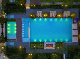 Zhangjiajie SANHE Hotel --Free one way pick up service over 2 night, Free shuttle to east gate of forest park,Free laundry service,Free fresh coffee,English speaking customer service