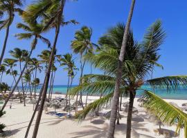 DUCASSI DELUXE playa LOS CORALES - rooftop pool and restaurants，位于蓬塔卡纳的酒店
