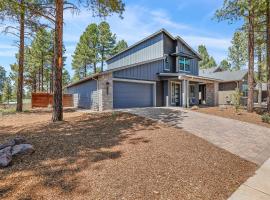 Newly Built Exquisite Luxury Home Perfect Location Central AC Fire-Pit and so much more，位于弗拉格斯塔夫的酒店