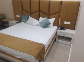 Hitkari Palace Restaurant & Banquet，位于Hāpur的酒店