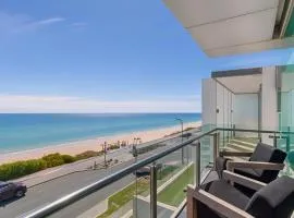 Henley Beachfront Luxury Home With Private Pool, Spa And Sauna!