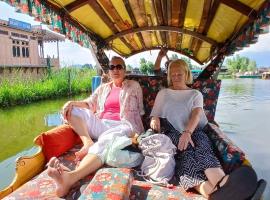 Young Beauty Star Houseboat，位于斯利那加的酒店