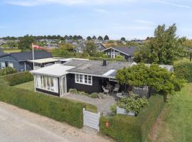 Classic Danish Holiday Home，位于Karrebæksminde的酒店