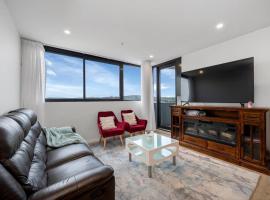 Three Bedroom Waterfall apartment，位于Weston Creek的酒店
