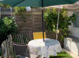 Petite maison dans le jardin，位于阿尔桑雷的酒店