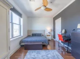 Plush Queen near NYC access to a shared kitchen, living room and bathroom, plus on-site gym