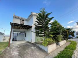 Relaxing 3bedroom home with outdoor dining NUVALI，位于卡兰巴的酒店