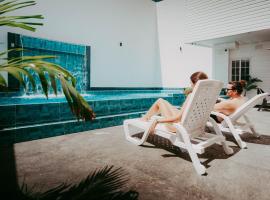 Oasis Hotel，位于圣安德烈斯的带泳池的酒店