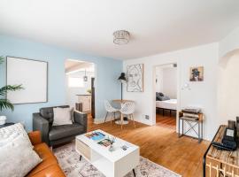 East Side Spa Retreat Near Lake，位于密尔沃基的酒店