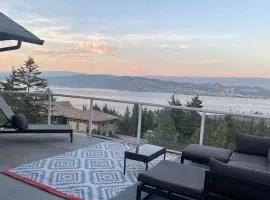 Lake Views Beach Home 6 mins to downtown BL# 10232