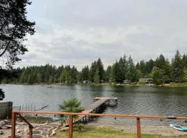 Peaceful Lakefront Retreat