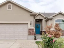 Pet-Friendly 5BR Near Hospital & TRAX with Projector