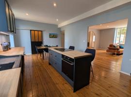 Charmante maison XIXe sur Jarnac avec 3 chambres, cour privative & parking - FR-1-653-280，位于雅尔纳克的酒店