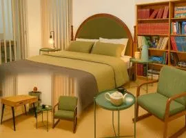 The Grand Book Nook Retro Stay - Luxury King bed with Flat TV - Private walk in Library & Study