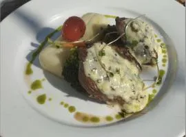 Mountain Pepper Palate Bed, Breakfast & Movie