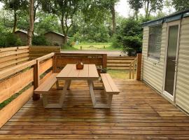 Heerlijke ruime stacaravan met overdekte veranda en omheinde tuin ''Casa Elvina''，位于伊科斯特的酒店