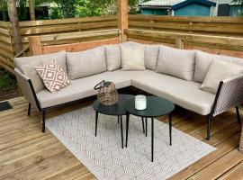 "Casa Elvina" ruime stacaravan met overdekte veranda en omheinde tuin，位于伊科斯特的酒店