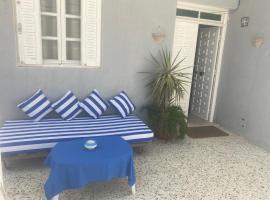 Dar kouka，位于泰塔温的带停车场的酒店