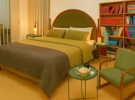 The Grand Book Nook Retro Stay - Luxury King bed with Flat TV - Private walk in Library & Study