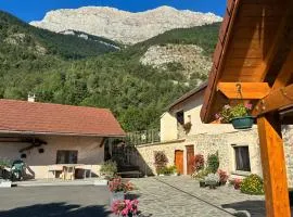 Le Rocher des Ducs, vue sur montagne, abris voitures et motos