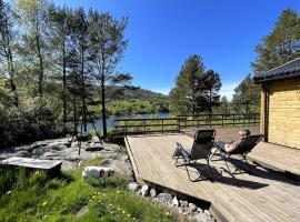 A cottage by the forest with a sea view !，位于Søfstad的酒店