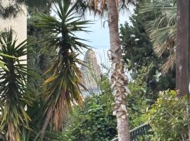 Terrace Garden Apartment，位于阿茨特雷扎的酒店