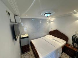 Luxury Villa AC Ensuite Room 9，位于林贝的带停车场的酒店