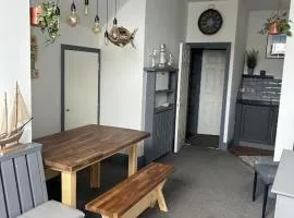 Cosy 1 Bedroom Apartment with a Sea View