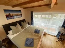 Saxonia HomeDeLuxe Appartement Dresden Neue Hochwertige voll ausgestattete Ferienwohnung mit Küche XXL Boxspringerbett 2 Einzelbetten Highspeed InternetFlatrate und Balkon Ideal für Familien Paare Kulturinteressierte und Geschäftsreisende mit MWStRechnung