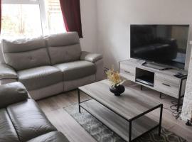 Beautiful two Bedroom house Entire house，位于斯蒂夫尼奇的酒店