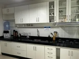 Casa com 02 quartos, Meia Praia - Itapema