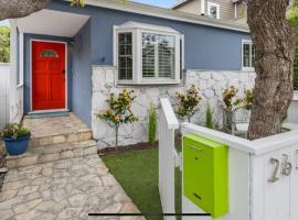 Chic Venice Beach Bungalow Steps from the Canals & Beach，位于洛杉矶的酒店
