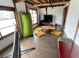 昭和の家anzu 二階建ての一棟貸切，位于福岛的带停车场的酒店