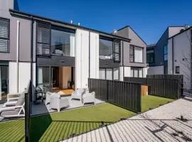 Wanaka Getaway - Bright 2-Bed Apartment