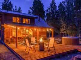 Blue Top Cabin Bend Sunriver Log Hot Tub Fire Pit Family Dog Horse Friendly Public Trail Access，位于三河的酒店